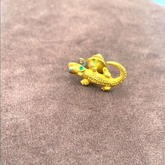 Vintage Alligator tie tack/pin, in Gold tone, Unmarked - Picture 1 of 3